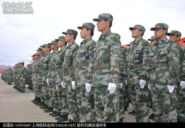 男孩街头走失巡警倾情相助家属送锦旗表感谢:太阳成tyc7111cc(图2) 太阳成tyc7111cc