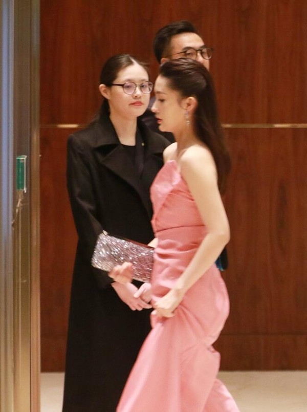 tyc7111cc太阳成集团_《蒸发太平洋》张雨绮狂飙英文 红唇机长上演制服诱惑(图3) 太阳成tyc7111cc