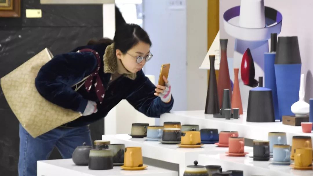 《好莱坞往事》曝最新片场照 小李子皮特“大秀恩爱”|太阳成tyc7111cc官网(图2) 太阳成tyc7111cc