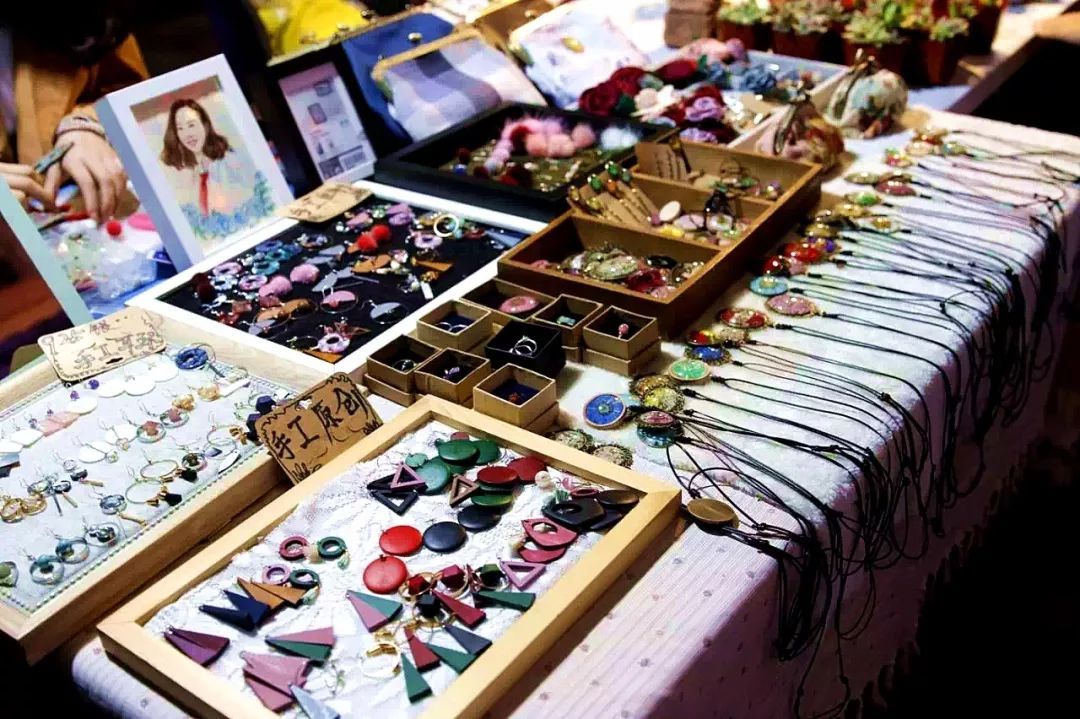 【太阳成tyc7111cc】Selina素颜揪Ella、Hebe聚餐 白色情人夜专属姐妹(图3) tyc7111cc太阳成集团